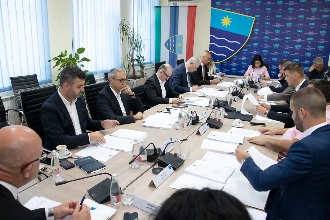 Za prijevoz učenika 395.000,00 KM, za pučke kuhinje 130.000,00 KM a za Zračnu luku Mostar 500.000,00 KM